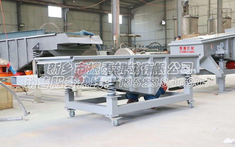 玻璃粉末顆粒直線振動(dòng)篩為什么加布料器？有什么優(yōu)點(diǎn)