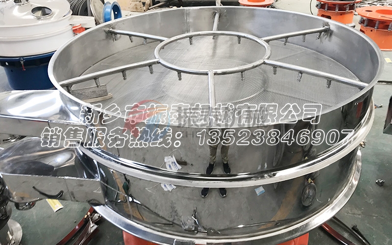 噴水式振動篩:高效濕法篩分的工業(yè)利器 噴水式振動篩:高效濕法篩分的工業(yè)利器